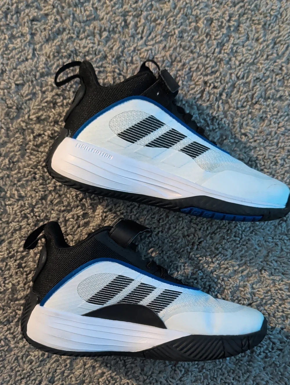 Adidas Boys White/Blue/Black Basketball Shoes Size 1